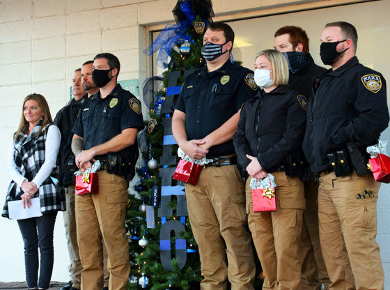 Community commends Carthage PD with custom Christmas tree