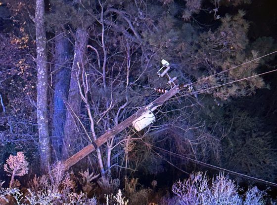 Dump truck takes out power lines in Carthage