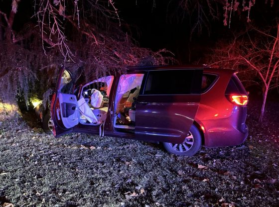 Driver injured after minivan strikes tree in Aberdeen