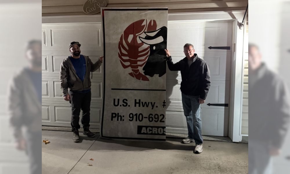 The Lobsteer Inn: Owners reuinted with sign